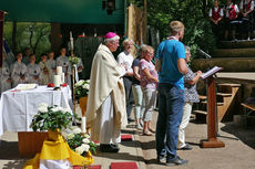 Festgottesdienst zum 1.000 Todestag des Heiligen Heimerads auf dem Hasunger Berg (Foto: Karl-Franz Thiede) Festgottesdienst zum 1.000 Todestag des Heiligen Heimerads auf dem Hasunger Berg (Foto: Karl-Franz Thiede)